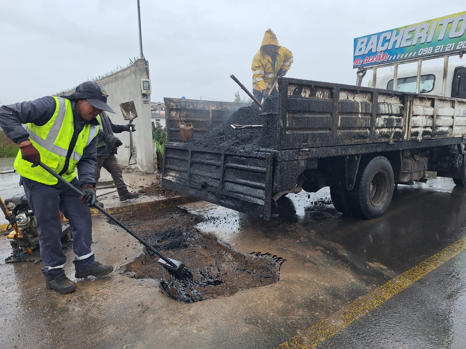 AUTORIDADES DEL GADP PICAIHUA Y MUNICIPALIDAD DE AMBATO REALIZAN BACHEO EN LA PARROQUIA PICAIHUA